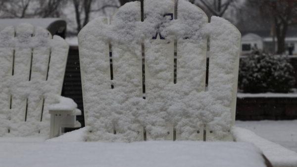 外面椅子上的雪